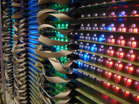 Wnętrze — połączone linie LED